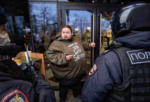 VIDEO | Un cunoscut rus de 270 kg s-a legat cu cătușe de ușa unui McDonald’s din Moscova, furios că restaurantul se închide