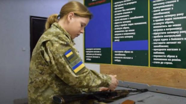 „Steagul a fost arborat în cinstea mea de atâtea ori, acum a venit timpul să-l apăr”. O campioană mondială de biatlon din Ucraina s-a înrolat ca grănicer
