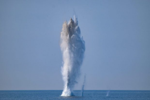 Imagini de la detonarea minei găsite luni plutind în derivă, în Marea Neagră. Operațiunea a durat 6 ore