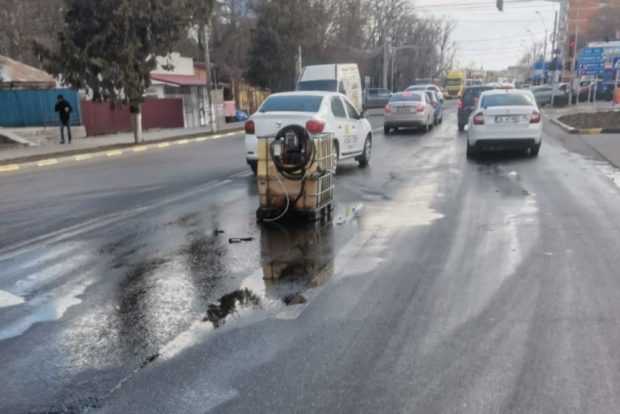 A cumpărat 1.000 de litri de motorină, dar la ieșire din benzinărie rezervorul de plastic s-a răsturnat pe șosea