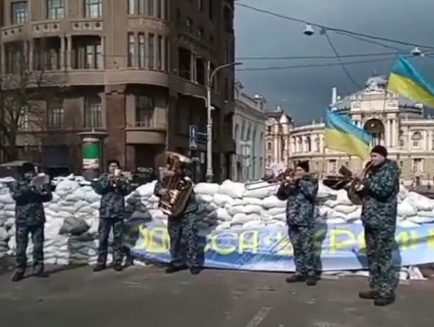 VIDEO | O fanfară din Odesa baricadată cântă „Don’t worry be happy”, în așteptarea atacului Rusiei