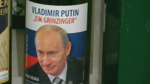 Putin nu mai are vin. O podgorie austriacă a renunțat să mai îmbutelieze sticle cu chipul liderului de la Kremlin