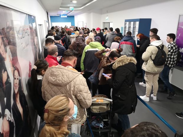 Românii stau la cozi să își facă pașaport. Cererile au crescut cu aproape 60% de la izbucnirea războiului
