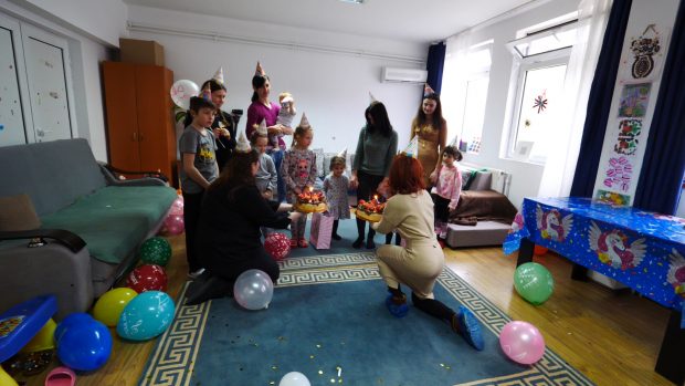 Două fetiţe de 4 ani, aduse dintr-un centru maternal din Odesa, şi-au sărbătorit ziua de naştere în Bucureşti. „Un strop de bine într-o mare de rău”