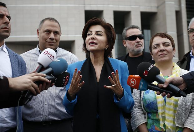 O cunoscută jurnalistă din Turcia, condamnată la peste 2 ani de închisoare, acuzată de insultarea lui Erdogan