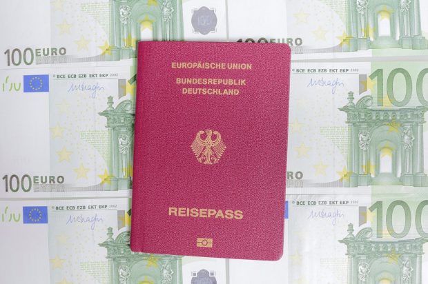 UE încearcă să elimine „pașapoartele de aur” și cere statelor membre să nu mai vândă vize rușilor și belarușilor