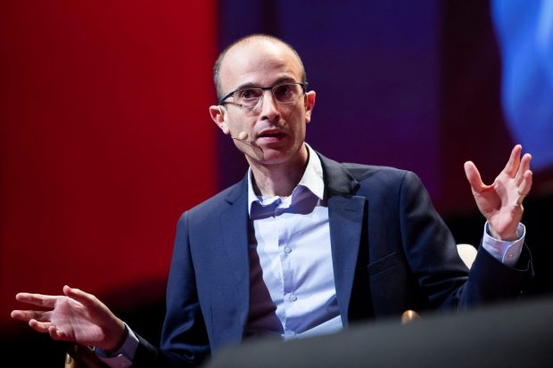 Yuval Noah Harari, interviu pentru români: „Întregul regim al lui Putin e construit pe petrol și gaze. Atât. Rusia e o benzinărie cu arme nucleare”
