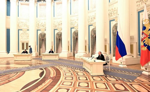 „Pe Putin nu-l mai interesează prezentul, ci istoria. S-a depărtat de prieteni”. Cine e cu el?
