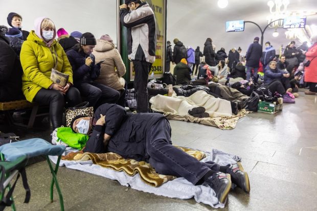 O familie din Kiev și-a găsit apartamentul afectat de gloanțe, după ce s-a întors din adăpost: „Nu există niciun loc în care să mă simt în siguranță acum”