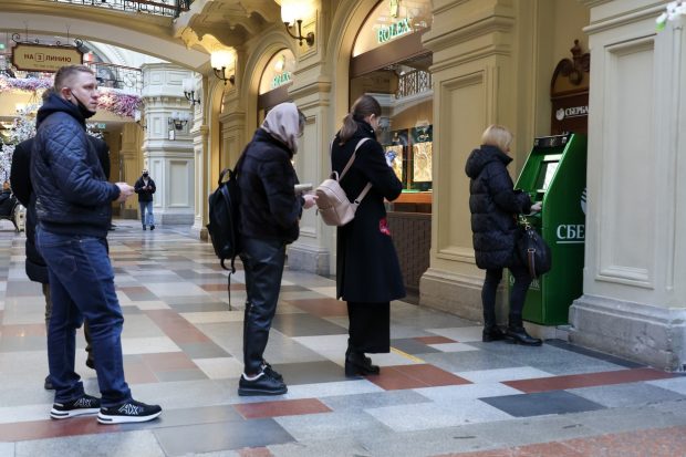 Visa şi Mastercard îşi suspendă operaţiunile în Rusia