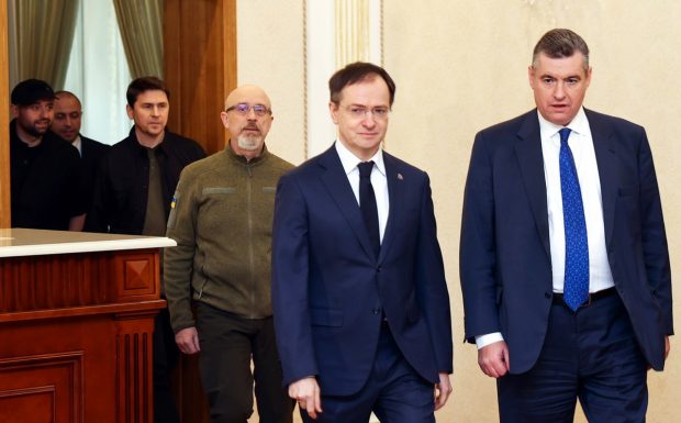 Rusia și Ucraina negociază din nou astăzi, prin videoconferință
