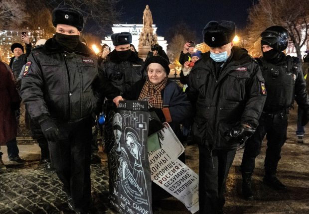 „Bunica opoziției”. Povestea Elenei Osipova, protestatara de 78 de ani arestată la manifestația anti-război din Sankt Petersburg
