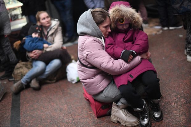 „Dacă e o explozie, ține-ți sora în brațe și nu fugi la mine”. O mamă din Herson își învață fetița de 7 ani cum să se adăpostească de bombardamente