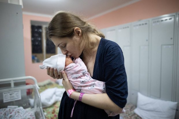 „Am dormit pe podea, lângă Milena”. Copiii internați în cel mai mare spital de pediatrie din Kiev au fost mutați la subsol, pentru a fi feriți de bombardamente