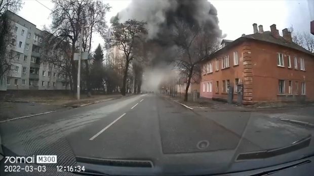 VIDEO | Momentul în care o bombă lovește un cartier de blocuri din Cernihiv, surprins de o cameră de bord
