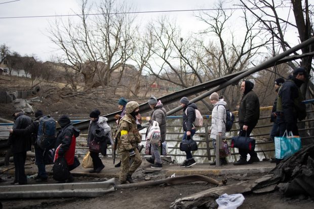 Evacuări la pas, printre ruine, în orașul Irpin. Podul, distrus de ucraineni pentru a împiedica avansul rușilor