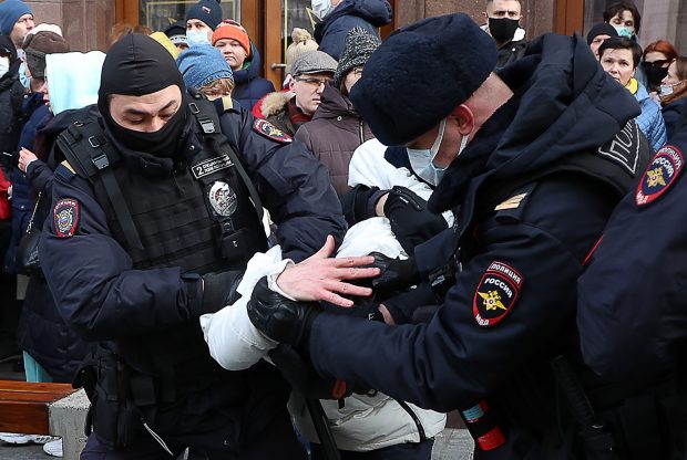 EXCLUSIV. Avertisment pentru români al unui important profesor rus bătut la manifestații: „Ţările din fostul bloc sovietic vor urma, dacă Putin va avea succes în Ucraina”