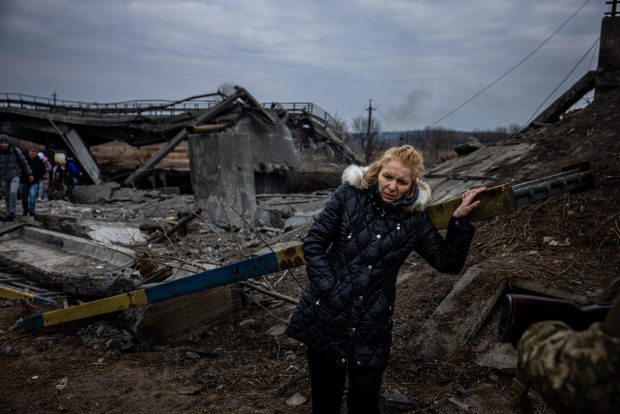 „Ăsta nu-i război, este exterminare”. O ucraineancă dintr-un sat din Kiev descrie viața din localitate după invazia rusă