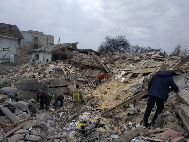 Doi copii de un an au murit după ce forțele ruse au bombardat orașul ucrainean Malin