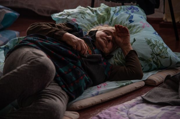 În Mariupolul asediat, zeci de mii de oameni trăiesc în adăposturile subterane, în frig și fără mâncare. „E nevoie de un coridor umanitar, altfel e o moarte lentă de foame și sete”