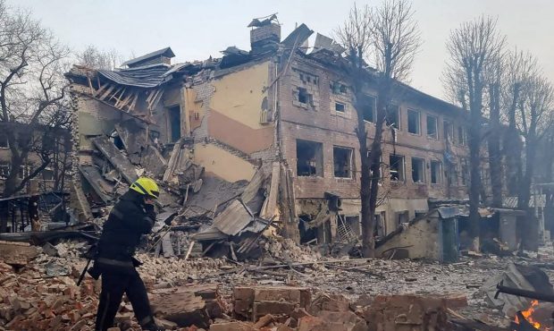 Casa Albă transmite că există „indicii puternice” că Rusia comite crime de război în Ucraina