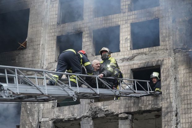 Supraviețuitorii atacului asupra unui bloc din Kiev, scoși de salvatori prin geamurile sparte