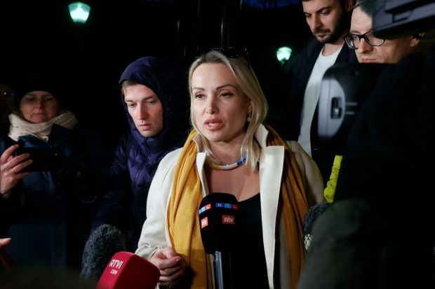 Jurnalista care a protestat antirăzboi în direct la televiziunea rusă, amendată cu 30.000 de ruble. „Am fost interogată 14 ore”