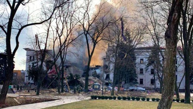 Soarta a sute de oameni, încă necunoscută la două zile după bombardarea teatrului din Mariupol. Eforturile de salvare, îngreunate de atacurile rusești