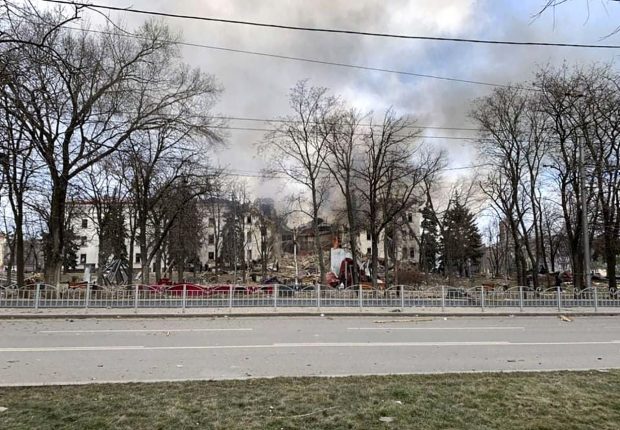 LIVETEXT Război în Ucraina, ziua 22 | Rusia continuă bombardamentele în zonele rezidențiale: 21 de oameni morți la Merefa. Salvatorii spun că „sunt supraviețuitori” în ruinele teatrului din Mariupol