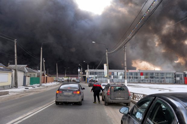 LIVETEXT Război în Ucraina, ziua 22 | Bombardamente în Harkov: una dintre cele mai mari piețe din Europa, în flăcări. 21 de oameni, uciși la Merefa. 130 de persoane salvate din teatrul de la Mariupol