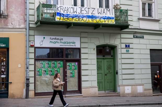 Banca Centrală a Poloniei vine în sprijinul ucrainenilor: refugiații vor putea converti grivna în zloți, la rate rezonabile