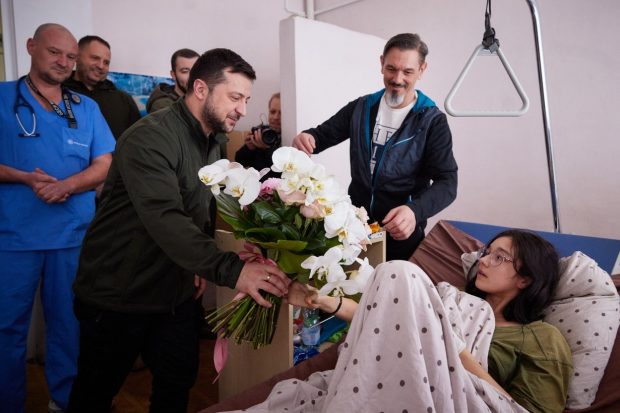 O adolescentă lovită de 12 gloanțe în timp ce și-a apărat frățiorul cu propriul trup, vizitată la spital de președintele Zelenski
