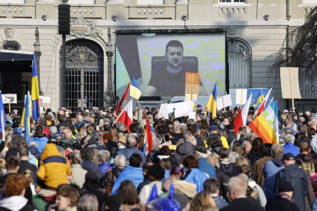 Zelenski cere Elveției să ia măsuri împotriva oligarhilor ruși, într-un mesaj transmis live celor care protestau față de război