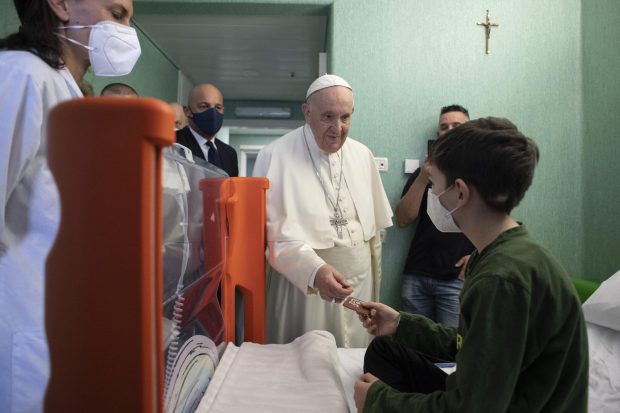 Papa Francisc, în vizită la copii ucraineni tratați la un spital din Roma