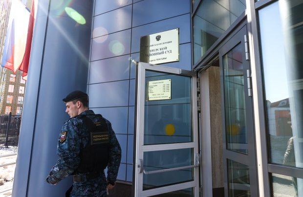 Mișcarea de protest față de Putin atinge și autoritățile ruse. Un angajat al Poliției a fost arestat la Moscova pentru acțiuni contra războiului