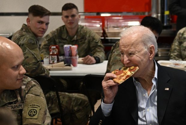 Președintele Joe Biden a mâncat pizza alături de militarii americani trimiși în Polonia