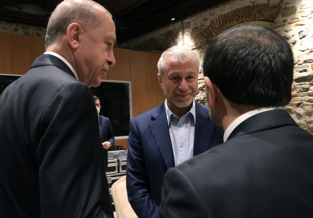 Abramovici, la runda de negocieri Rusia – Ucraina de la Istanbul. Imagini cu miliardarul după informațiile că a fost otrăvit