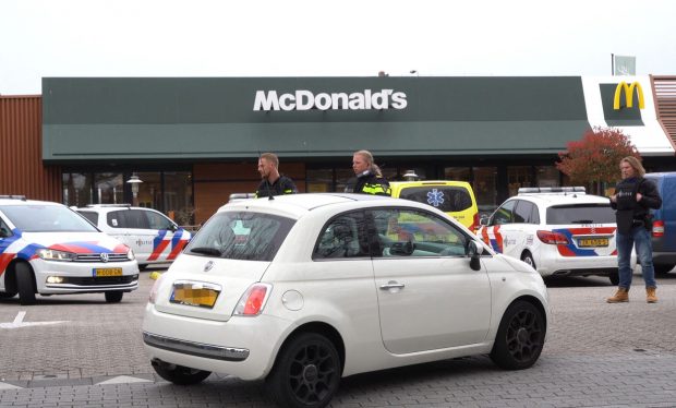 Doi oameni au fost împușcați mortal într-un restaurant McDonald’s din Olanda. Poliția încă îl caută pe atacator