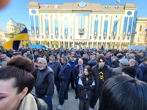 Corespondență din Georgia. Uneori, cei mai îndârjiți apărători ai libertății sunt cei care nu s-au bucurat de ea: demonstrație pro Ucraina și pro UE la Tbilisi
