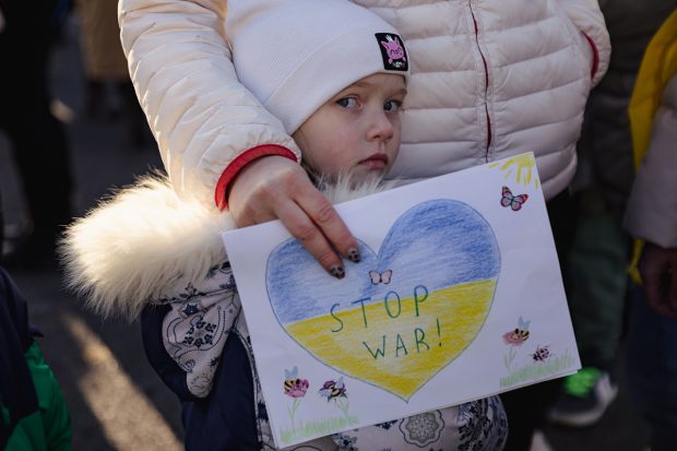Refugiații ucraineni au protestat, alături de români, în fața Ambasadei Rusiei, cu gândul la cei de acasă „care trăiesc sub pământ”