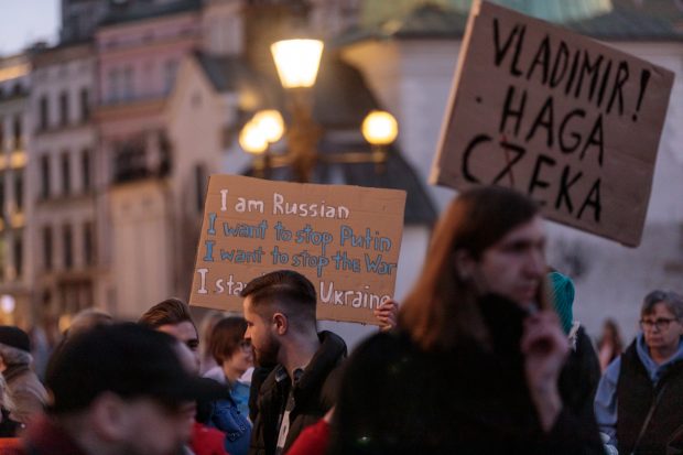 Corespondență din Polonia. Cine sunt rușii care protestează peste granițe: „Spunem NU războiului și în numele celor din țară, care sunt închiși dacă ar spune-o”