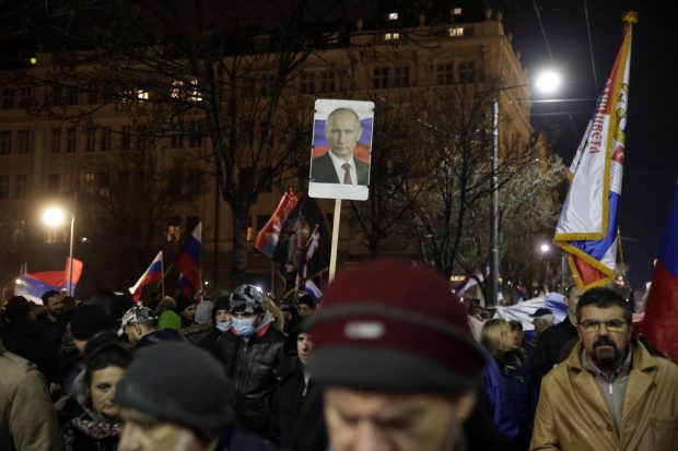Protest în favoarea războiului lui Putin, în Belgrad. Mii de sârbi proruși au ieșit aseară în stradă