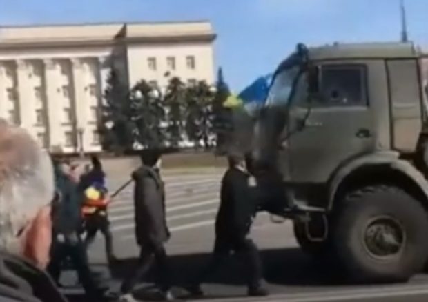 Ucrainenii din Herson au întors cu mâinile goale vehicule militare ale ruşilor
