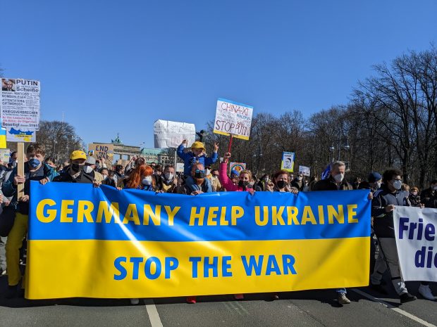 Reportaj din mijlocul a 60.000 de oameni care au protestat la Berlin pentru Ucraina. „Nu înarmării” vs „Nu putem opri războiul fără arme”