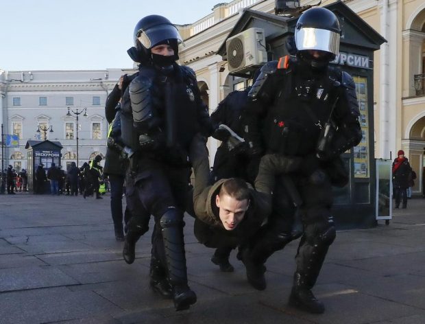 „Poate sancțiunile îi vor face pe ruși să iasă la proteste masive. Nu pentru Ucraina, pentru propriul stomac”. Interviu cu un activist din Rusia