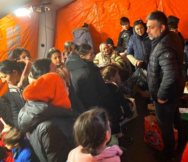 Peste 30 de refugiaţi romi din Ucraina sosiţi în Gara de Nord, preluaţi şi ajutaţi de voluntari romi