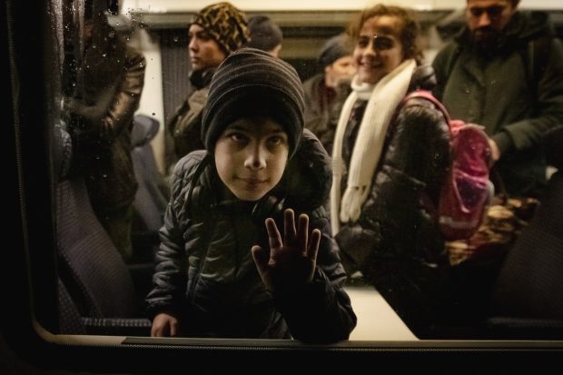 REPORTAJ. În timp ce guvernul din Baku a absentat la ONU la votul pentru oprirea războiului, 1.000 de refugiați azeri au trecut prin România apărându-și viața și copiii