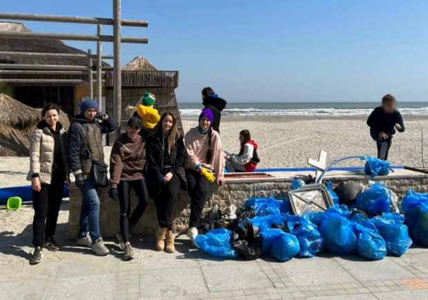 Un grup de refugiați ucraineni a curățat o plajă din Mamaia din proprie inițiativă