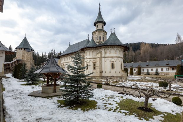 Refugiaţi ucraineni au ajuns la Mănăstirea Putna: „Mâncarea nu e o problemă, la cazare găsim soluţii”