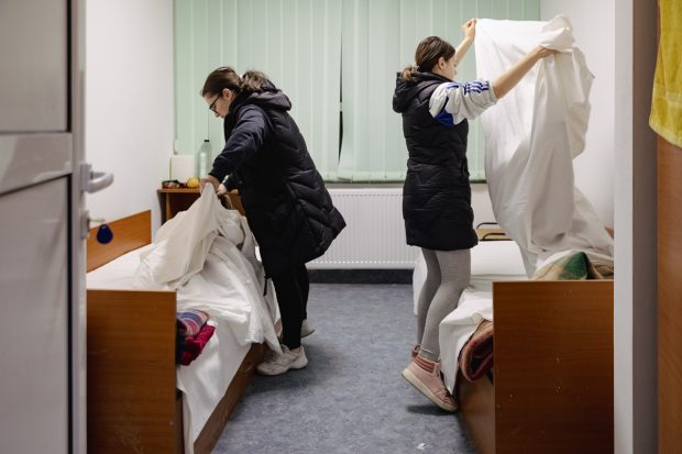Refugiați din Ucraina, evacuați dintr-un cămin din București pentru că încep pregătirile pentru Bac. Ce spune prefectul Capitalei